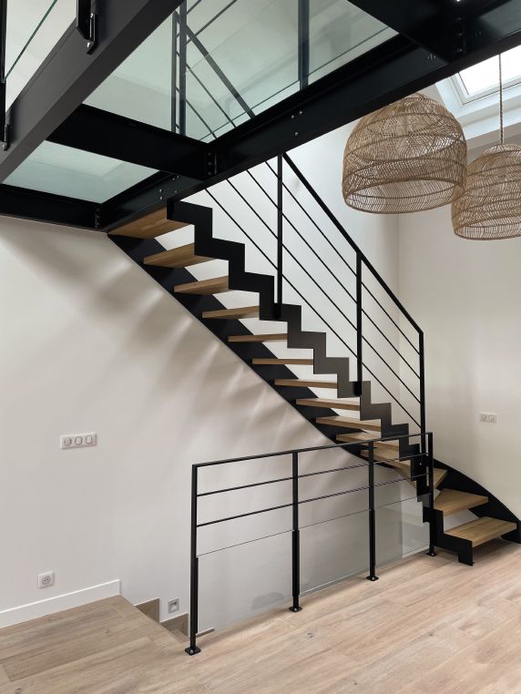 Escalier style industriel en bois à limon métallique en acier - Treppenmeister