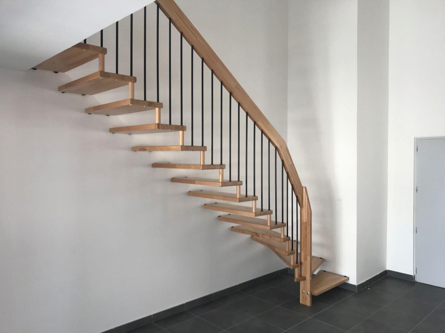 Escalier quart-tournant en bois avec balustres métalliques en noir - Treppenmeister