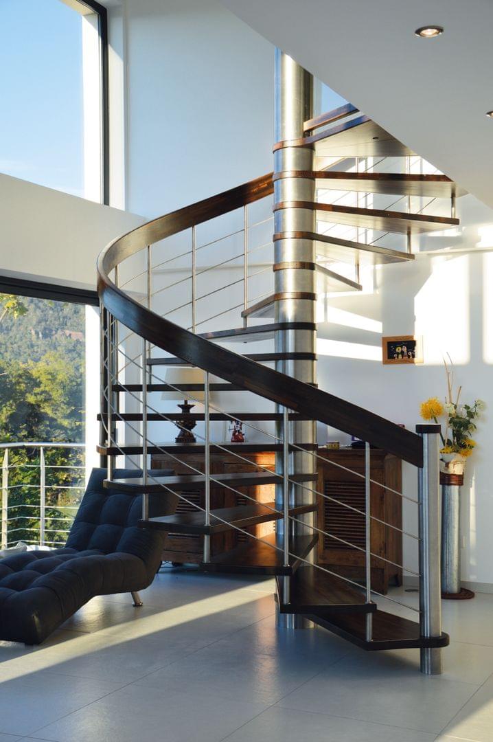 Escalier colimaçon intérieur marches en bois rampe en métal, contemporain Treppenmeister