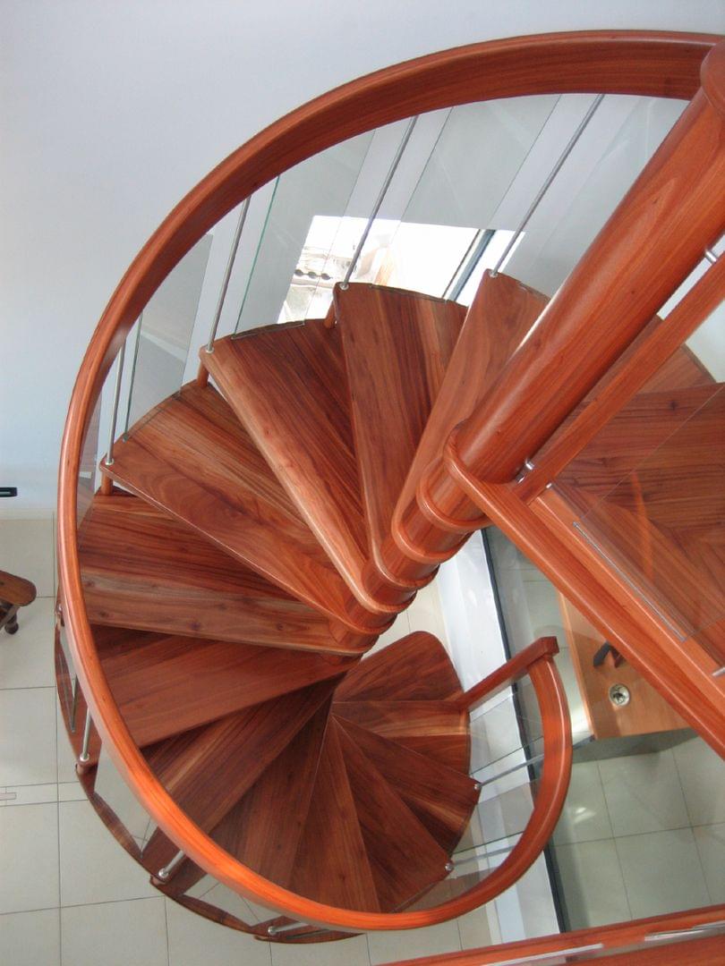 Escalier hélicoïdal marches en bois garde-corps en verre rustique Treppenmeister